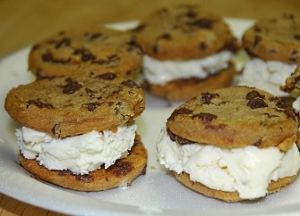 Homemade ice cream sandwiches www.mytributejournal.com